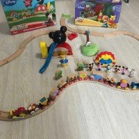 Trenulet lemn Brio 50 piese cu sine, vagoane si personaje Disney