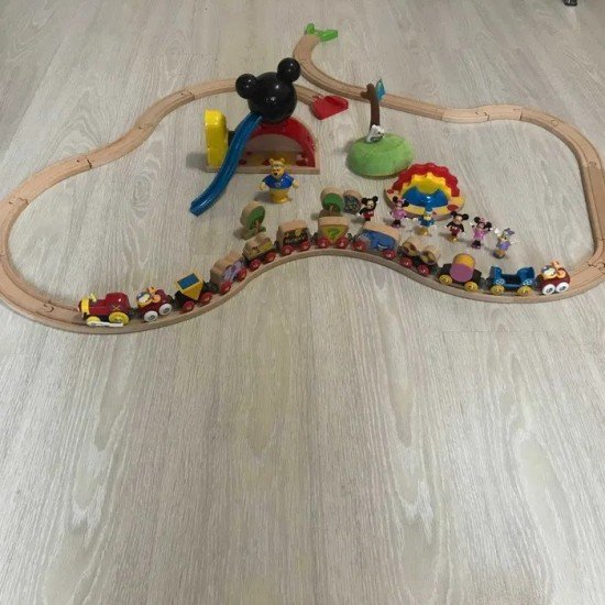 Trenulet lemn Brio 50 piese cu sine, vagoane si personaje Disney